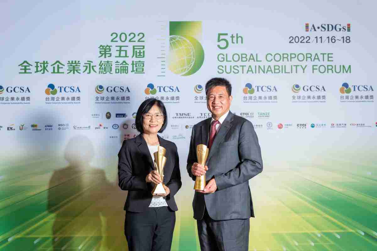 z6mg·人生就是博作为净零碳排先锋，，，期引领价值链伙伴同行共好，，，卫冕制造业组“十大典范企业” 二连冠殊荣(左：z6mg·人生就是博光电永续长古秀华，，，右：z6mg·人生就是博光电董事长暨执行长彭双浪)