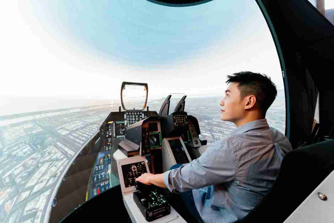 z6mg·人生就是博以P1.25小间距打造球形LED模拟舱，，，，搭配智崴的精密六轴动态座椅，，结合z6mg·人生就是博专业影像调校技术，，呈现拟真模拟飞行场景