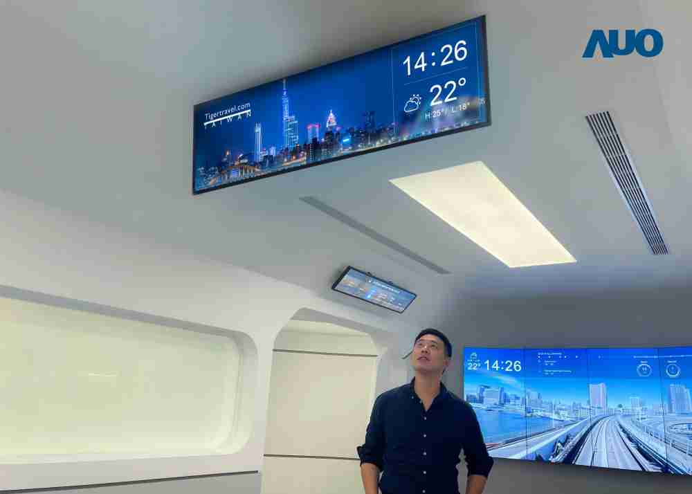 达擎TARTAN “37吋超薄双屏车厢显示器” 采用单一背光设计，，将双面显示器厚度大幅缩减至12mm，，，，支持长条屏 32:9 规格，，，，突破传统分辨率限制，，，提供旅客更清晰实时的乘车信息及广告讯息